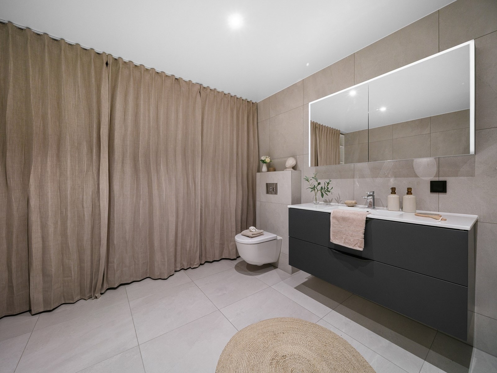 Badet er innredet med baderomsinnredning med servant, vegghengt toalett, badekar, dusj, opplegg for vaskemaskin og plass til tørketrommel. Galleribilde
