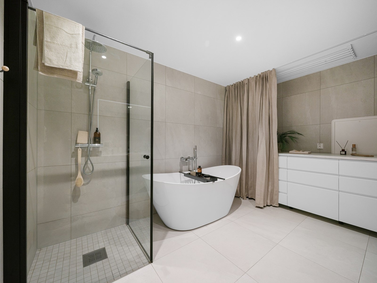 Rålekkert baderom på hele 11,7 m². Badet ble pusset opp av fagfolk (Straume-gruppen) i 2020. Galleribilde