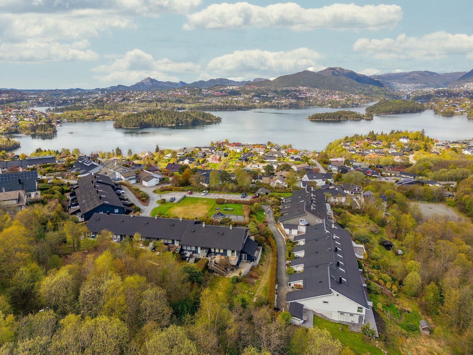 Boligen ligger i et barnevennlig tun uten gjennomgangstrafikk. Galleribilde
