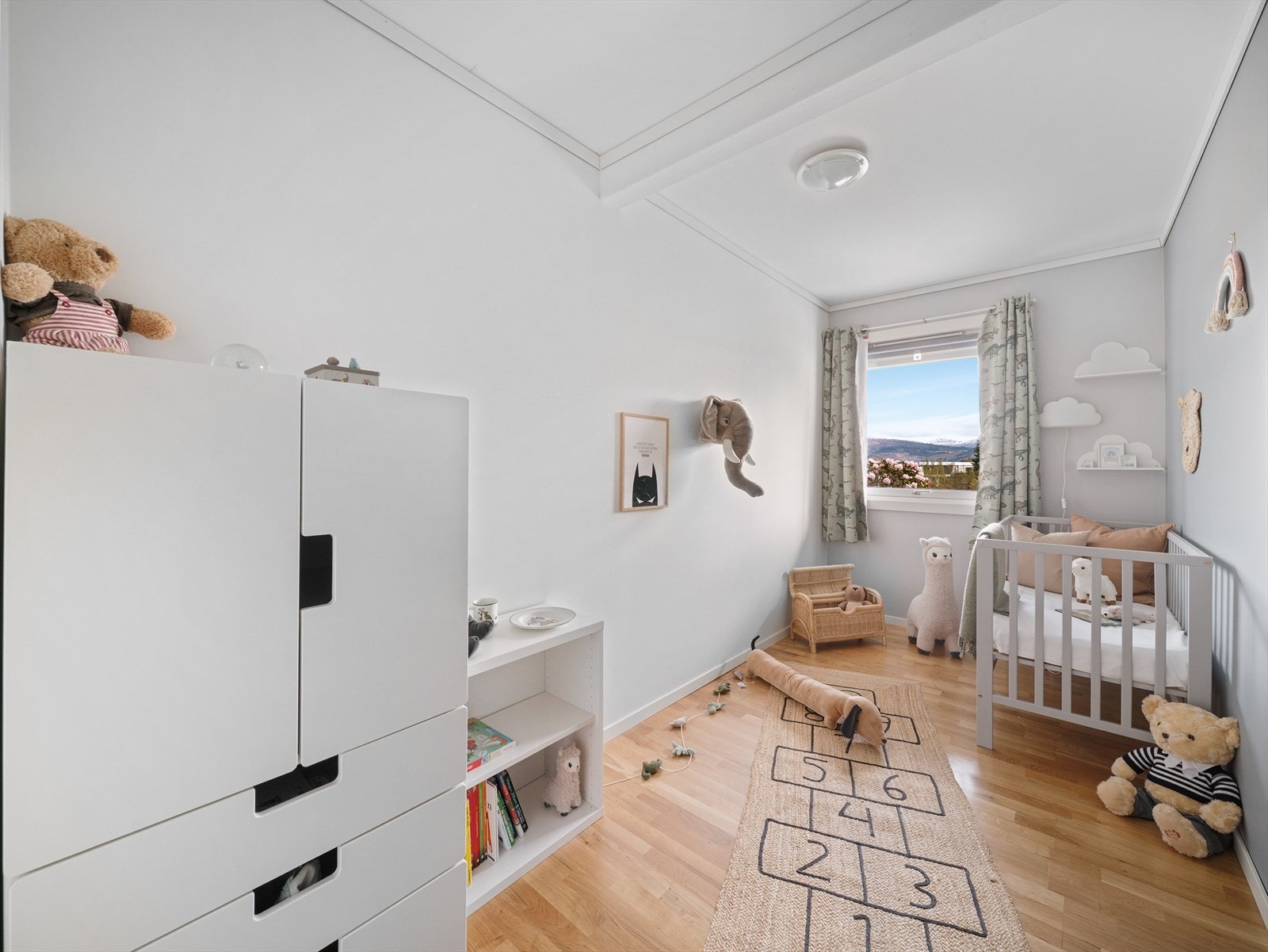 Rommene har perfekt størrelse som barnerom. Dette rommet måler 7,3 m². Galleribilde