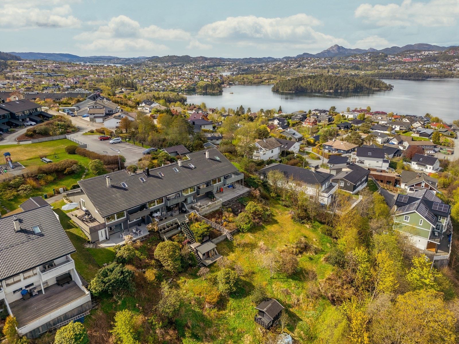 Området er meget barnevennlig med flere lekeplasser og turområder like ved. Galleribilde
