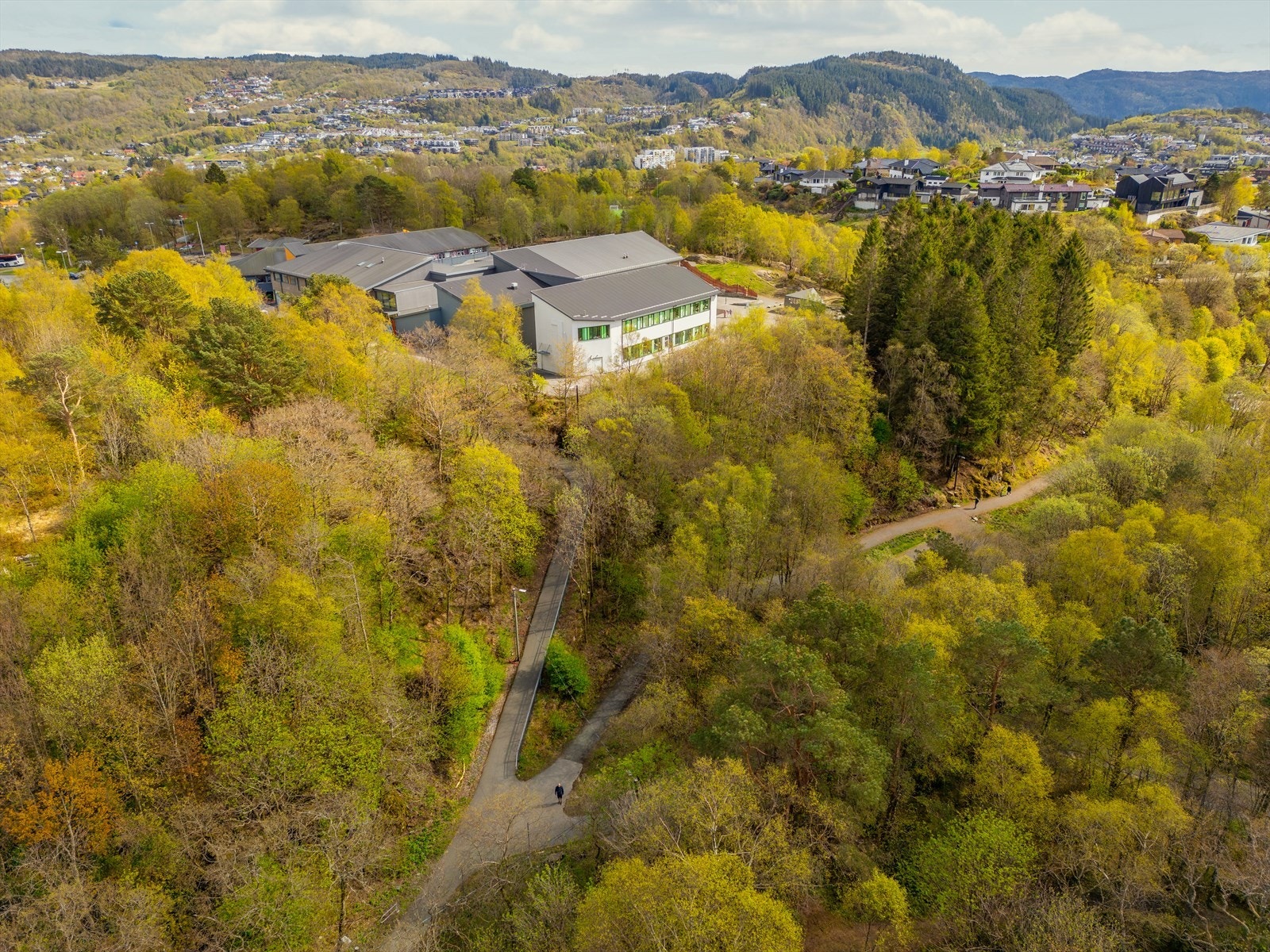 Trygg skolevei gjennom skogen og opp til Søråshøgda skole (1.-5. klasse). Det er også kort gangavstand til Zinken Hopp (6.-7. klasse), samt flere barnehager. Galleribilde