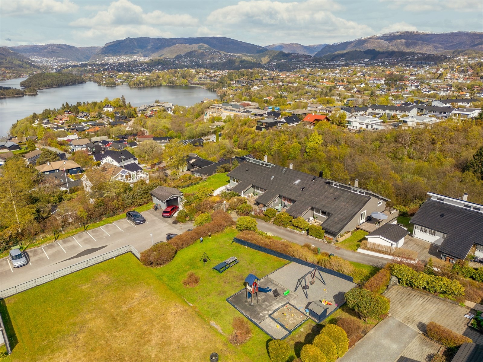 Her blir man deleier i flotte fellesarealer med bl.a. en fin lekeplass. Boligen har også fast garasjeplass (m/elbillader) i lukket garasjeanlegg. Galleribilde