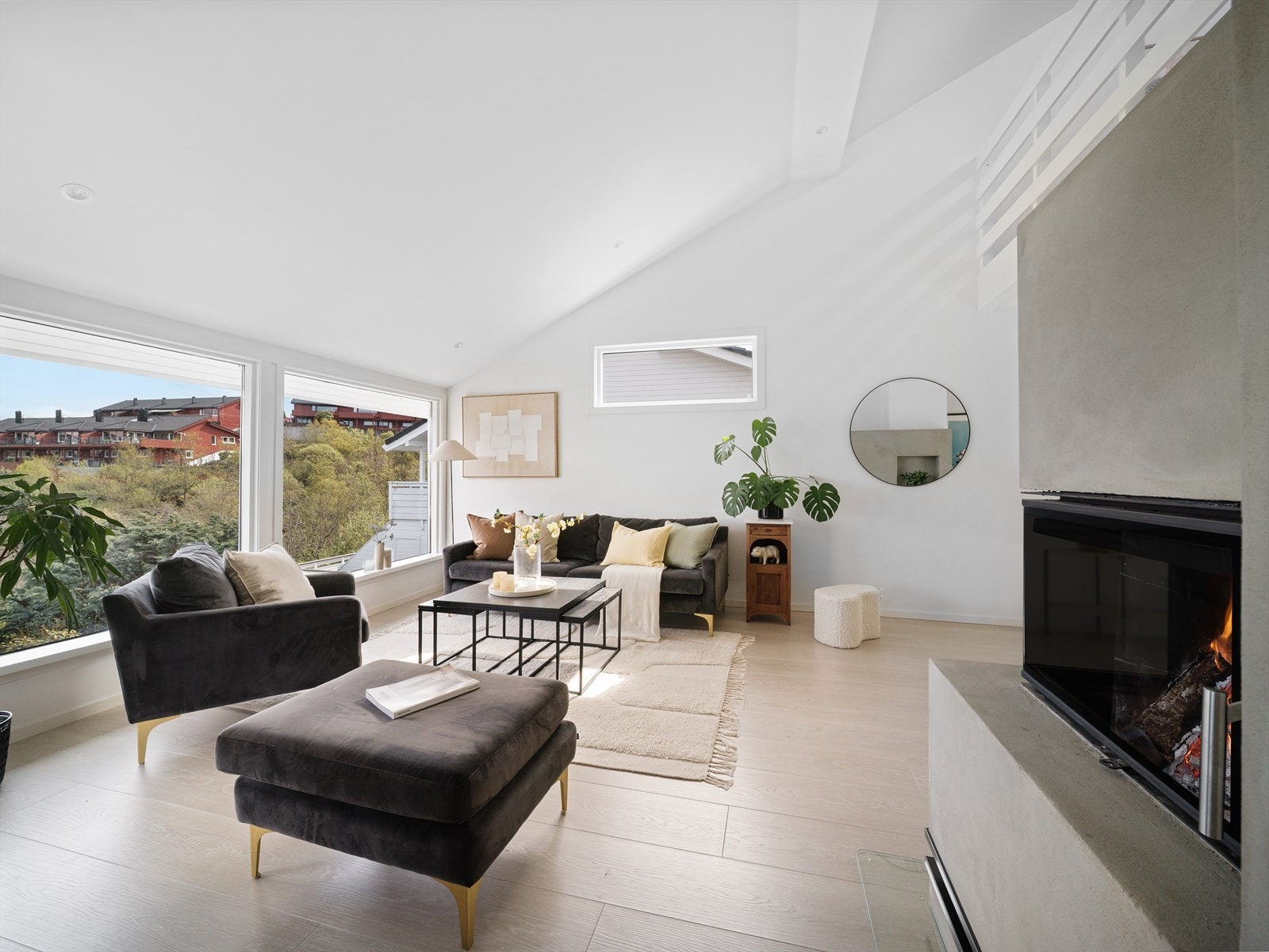 Stuen ble pusset opp i 2020 med bl.a. ny peisovn, varmefolie og 1-stavs laminat på gulv, gipset himling med downlights og veggflater ble helsparklet. Galleribilde