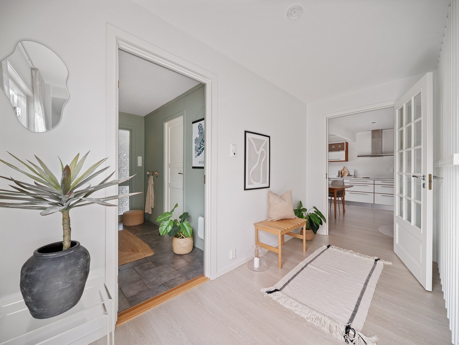 Velkommen inn i en trivelig entrè med fliser på gulv. Her er det god plass til å henge fra seg yttertøy og sko. Galleribilde