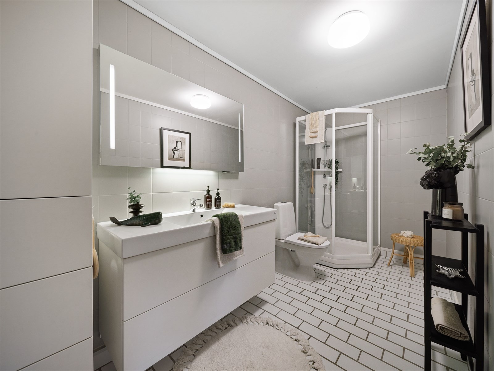 Badet i denne etasjen er innredet med baderomsinnredning med servant, toalett og dusjkabinett. Rommet er målt til 6,7 m². Galleribilde