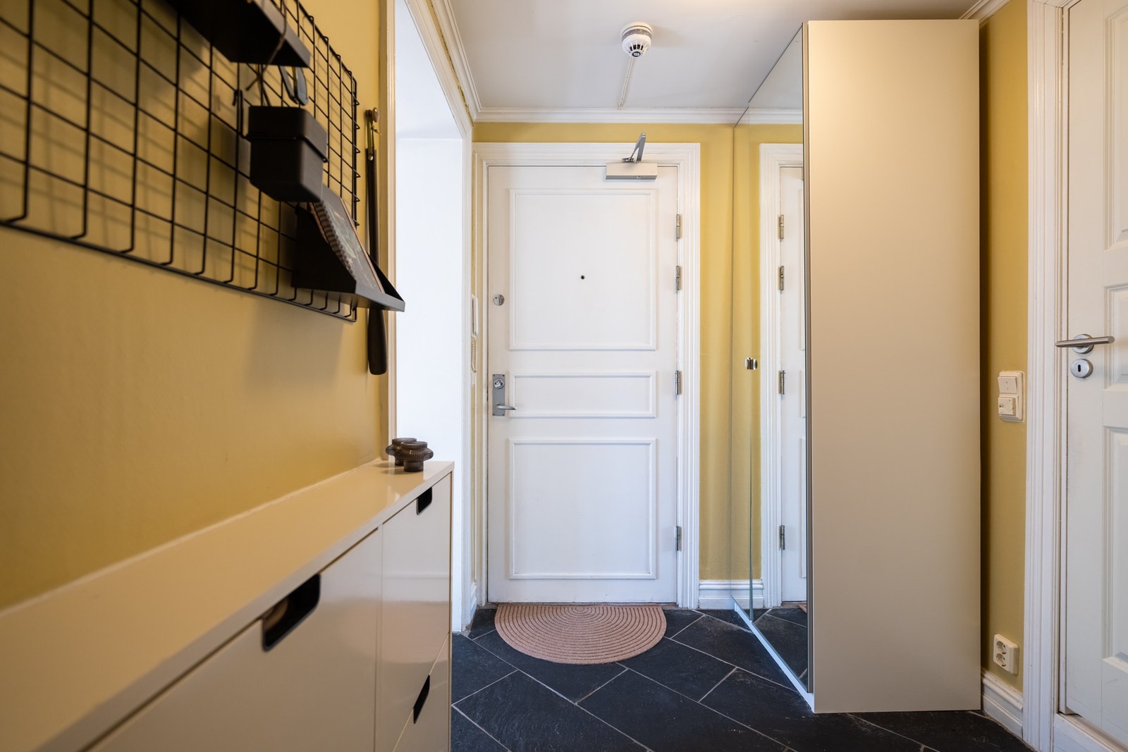Entréen har god plass til yttertøy og sko i skapet som blir stående. Galleribilde