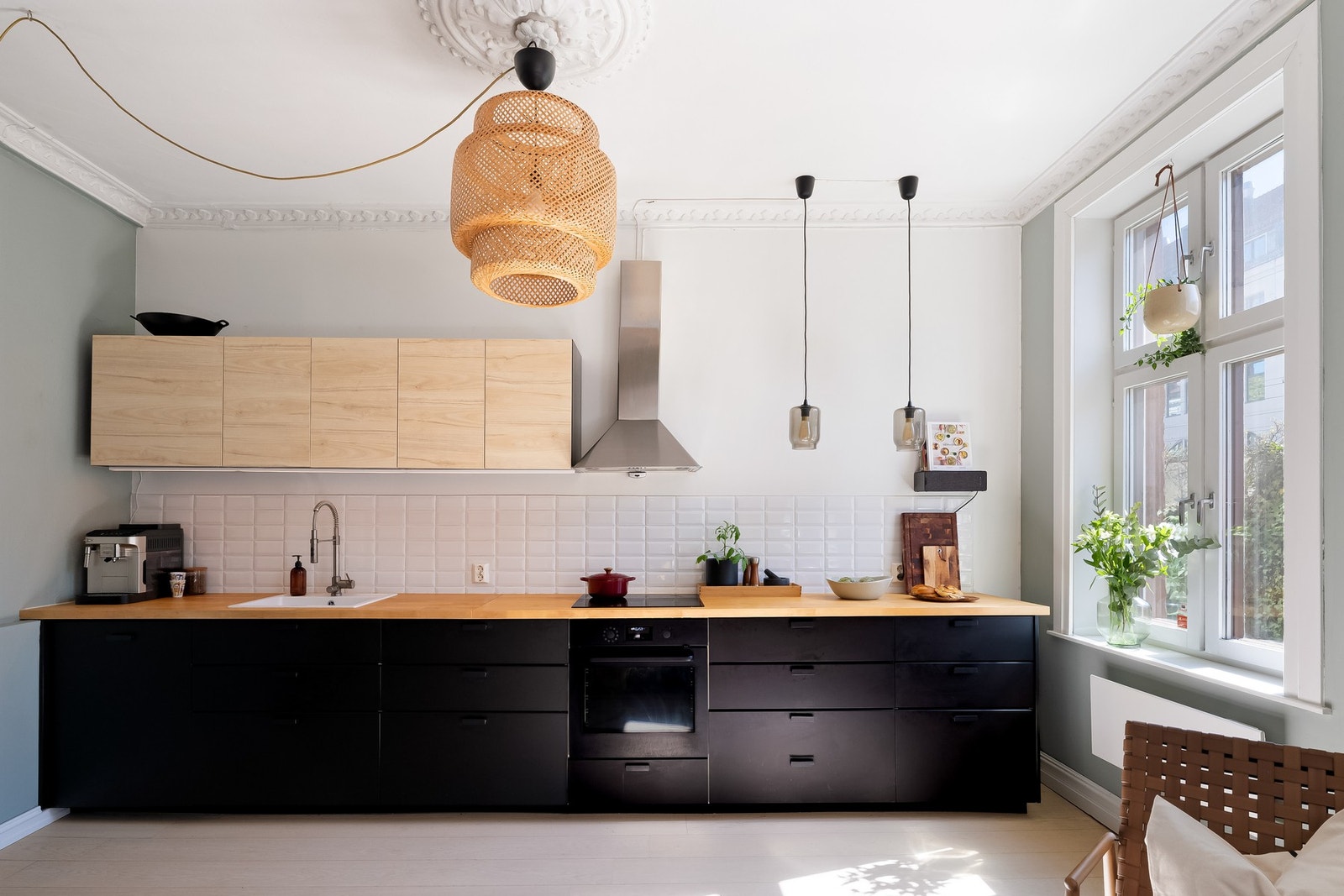 Glatt innredning med laminat benkeplate og underlimt oppvaskkum. Galleribilde