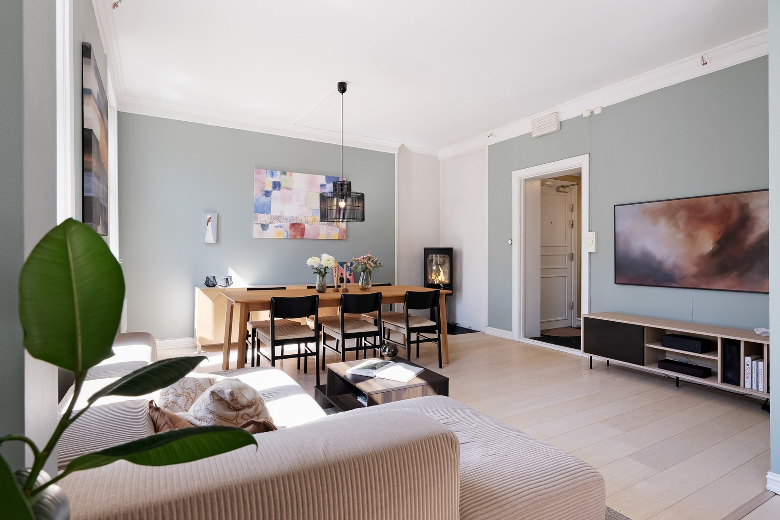 Moderne peisovn i hjørnet av stuen gir varme og hygge på kaldere dager. Galleribilde