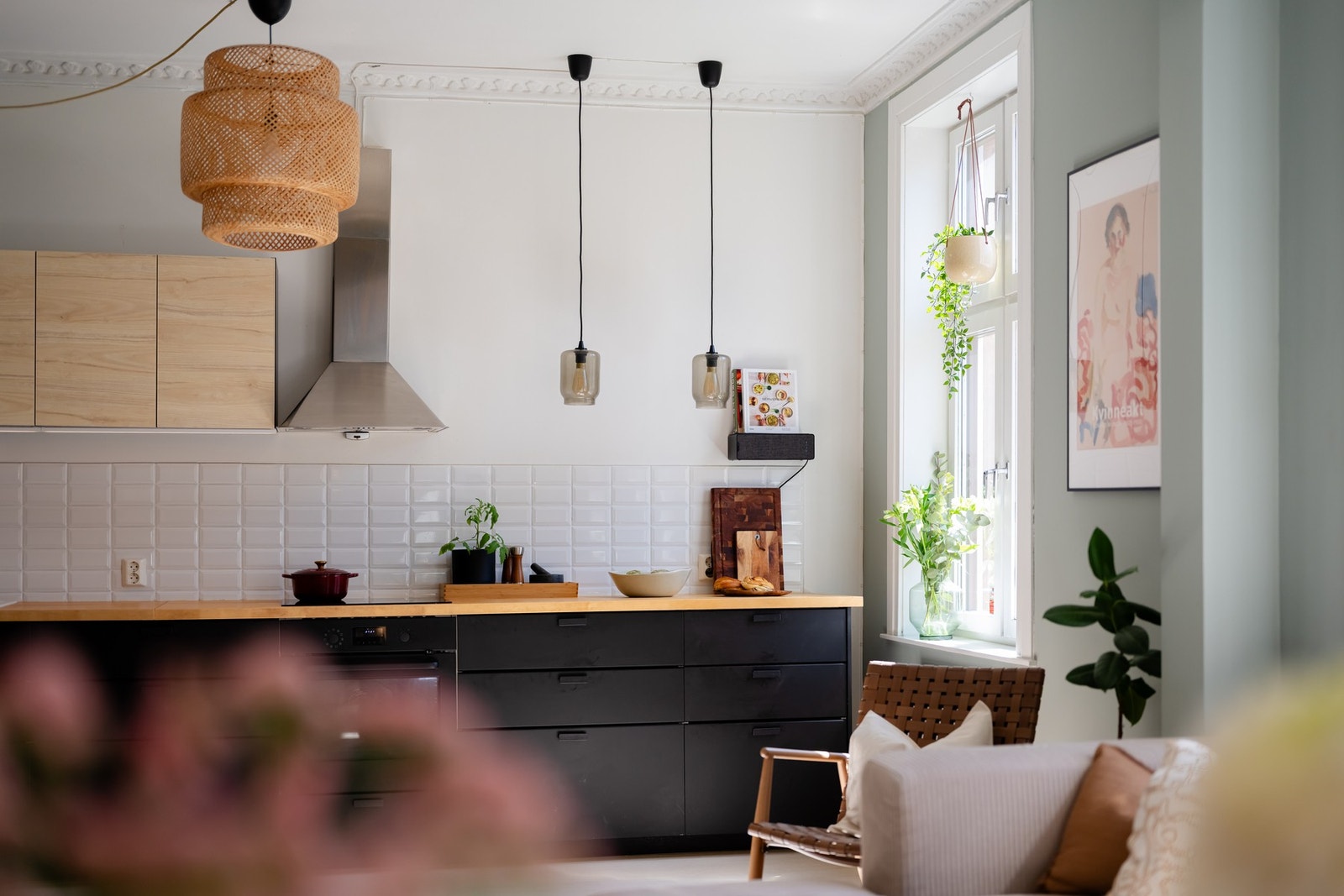 IKEA-kjøkkenet pent som det er praktisk, godt utnyttet med mye skap, skuffer og benkeplass. Galleribilde