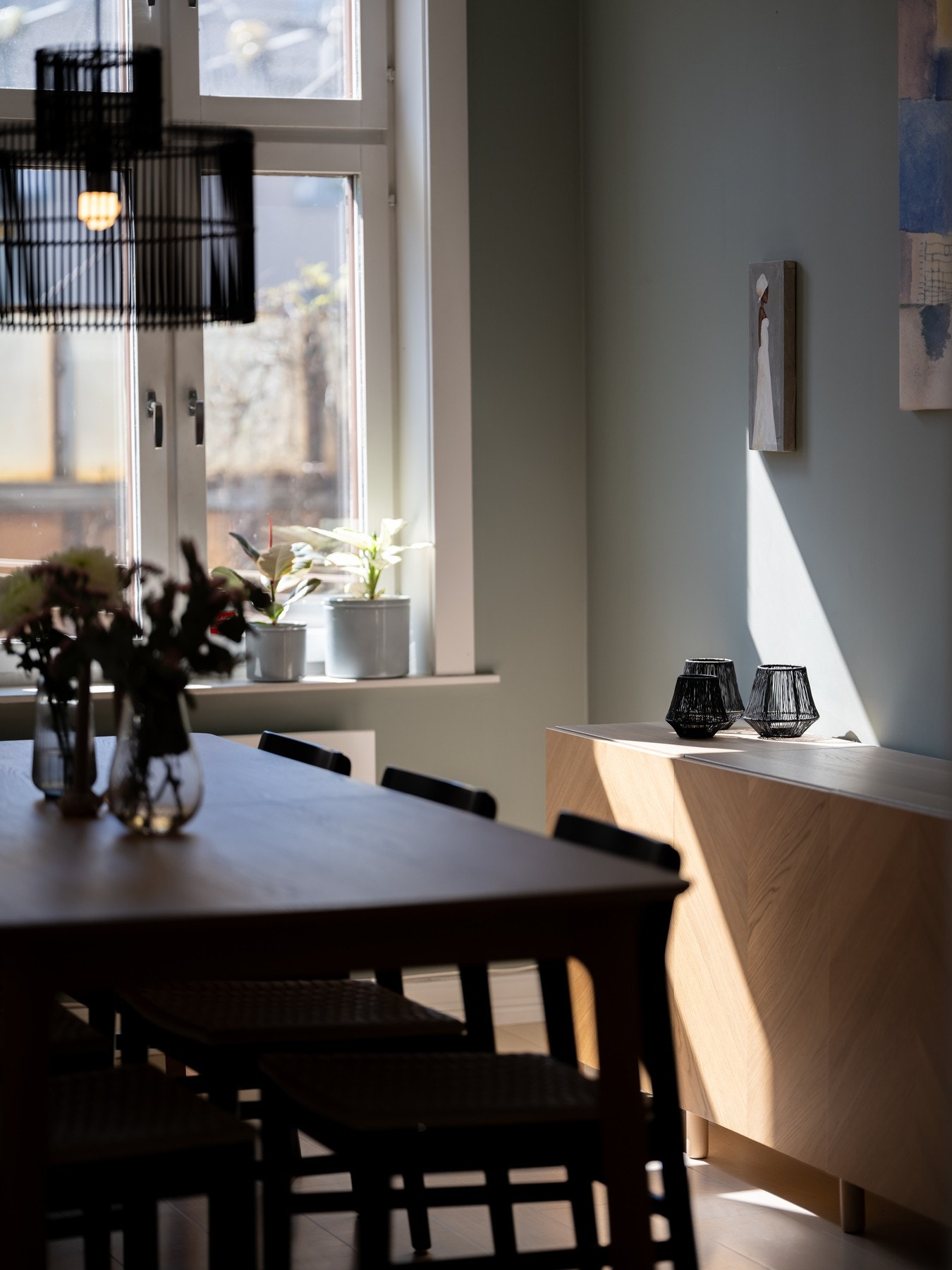 Oppholdsrommet har god plass til spisebordsgruppe hvor du kan invitere til hyggelige sammenkomster. Galleribilde