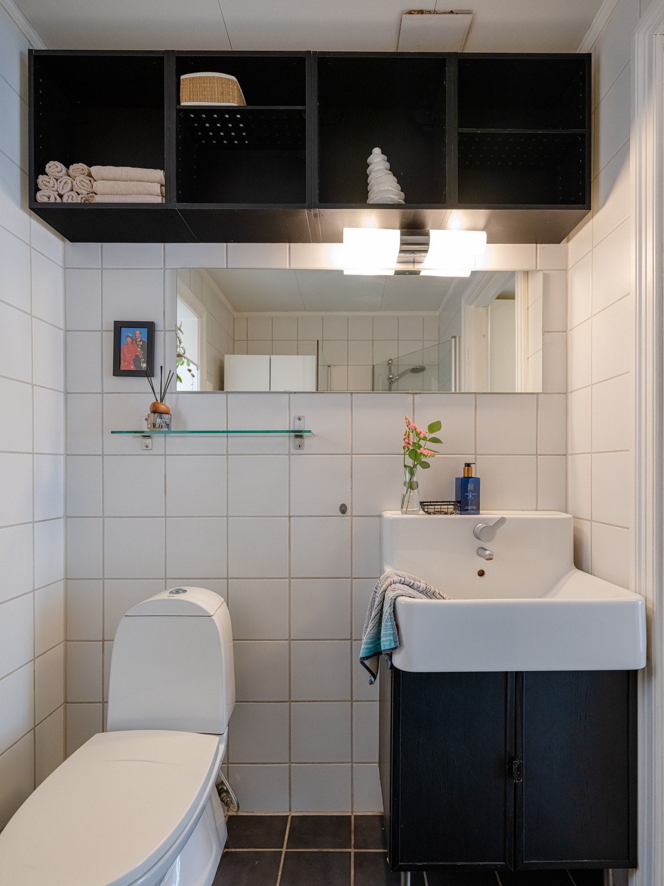 Innredningen består av servant på underskap, speil med belysning og overhyller. Galleribilde
