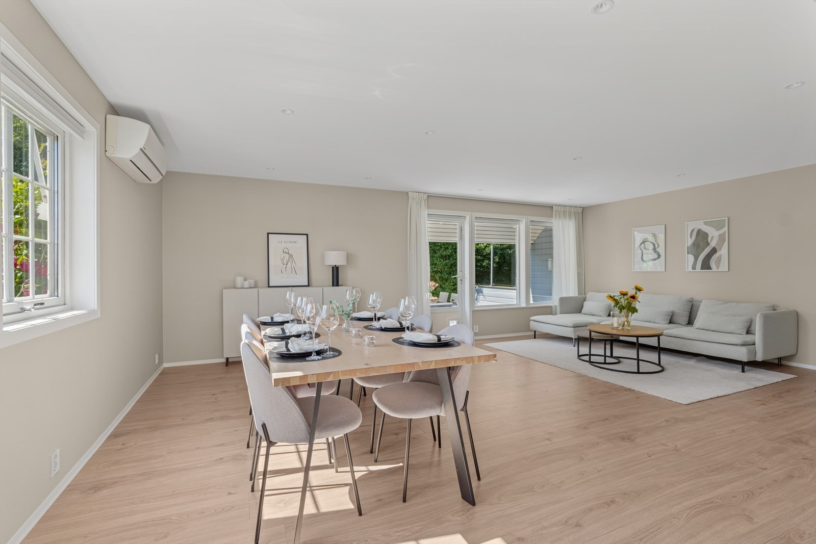 Stuen har god plass til både sofagruppe og større spisebord. Galleribilde