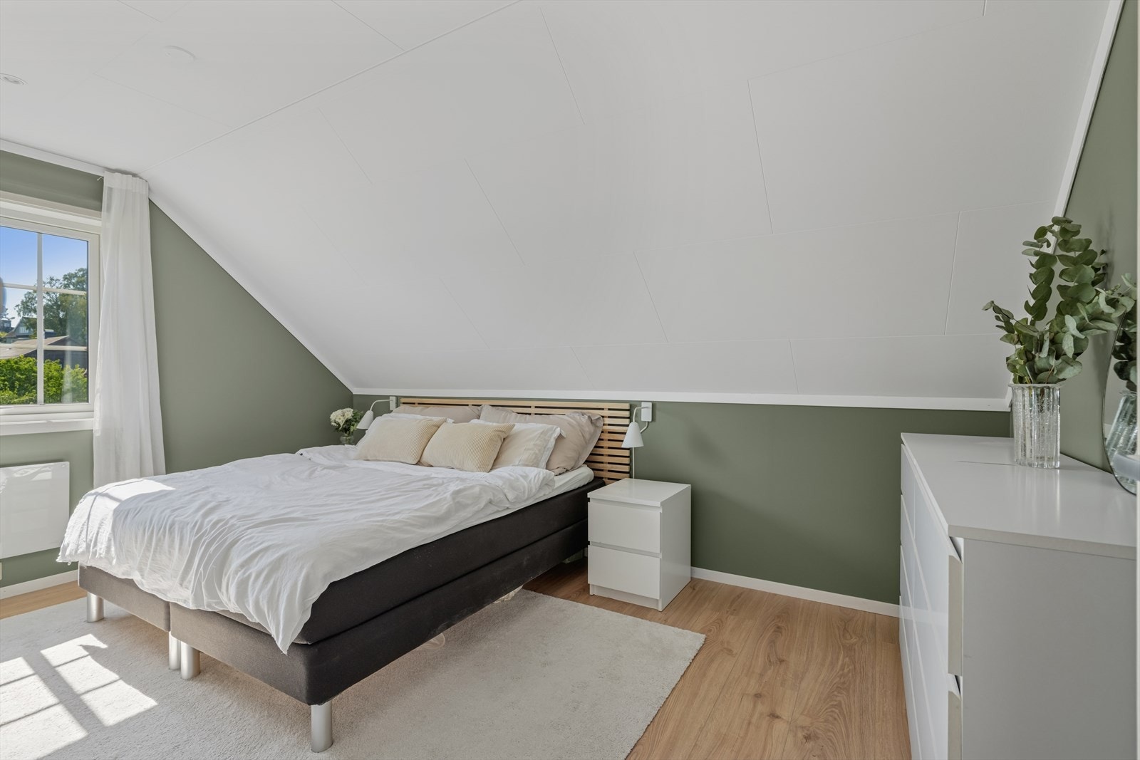 Hovedsoverom med god plass til dobbeltseng og oppbevaringsmøbel. Galleribilde