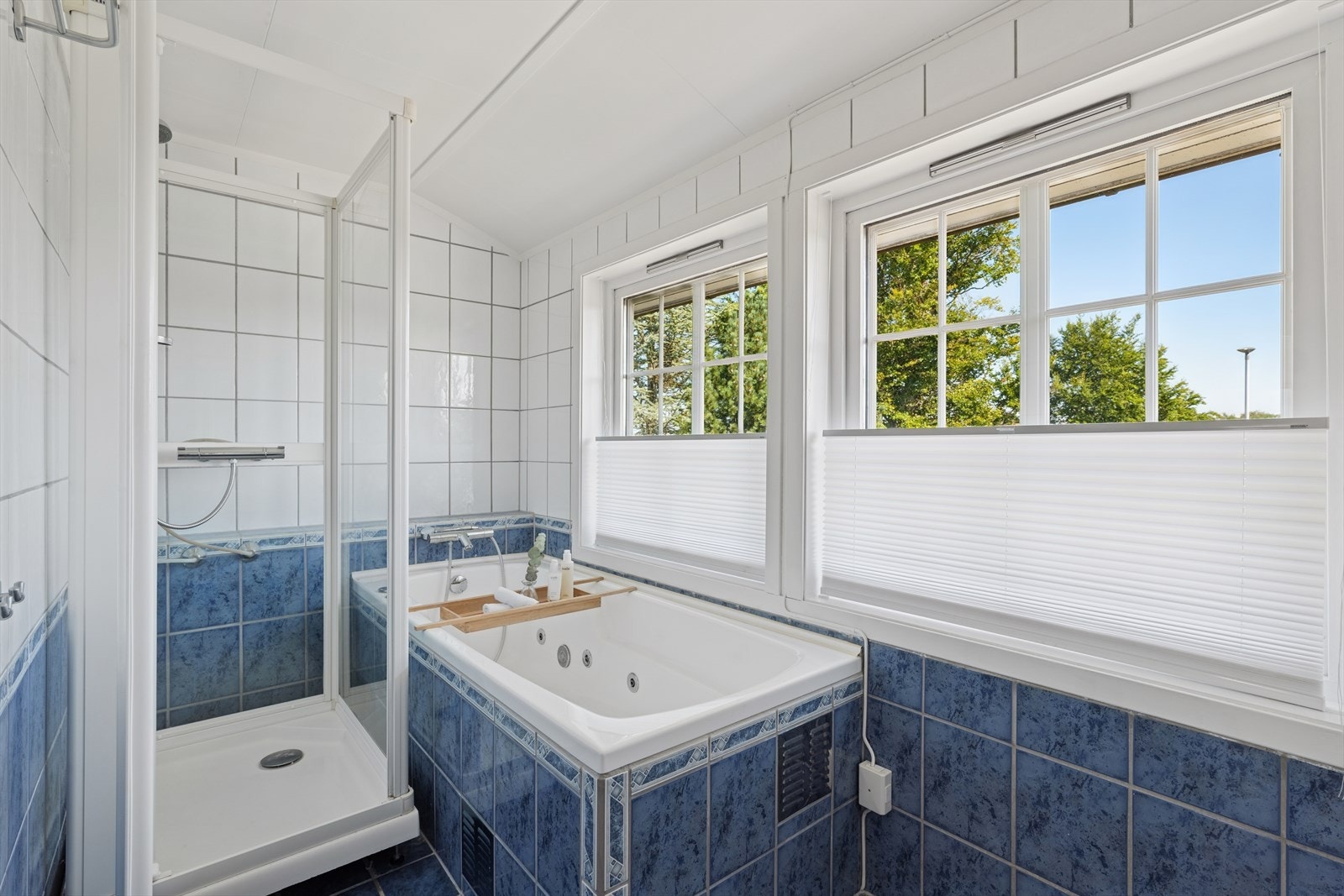 Badet i 2. etasje er fra byggeår og det ble Det utført overflateoppussing i 2004 på egeninnsats av tidligere
eier, som membran og flislegging på gulv over eldre tettesjikt av vinylbelegg, samt flislegging av vegger. Galleribilde