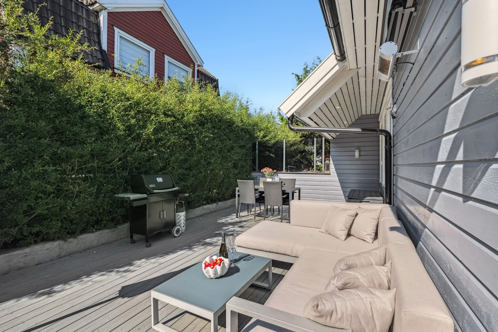 Terrassen er delvis overbygget og har en elektrisk styrt markise, samt terrassevarmer. Galleribilde