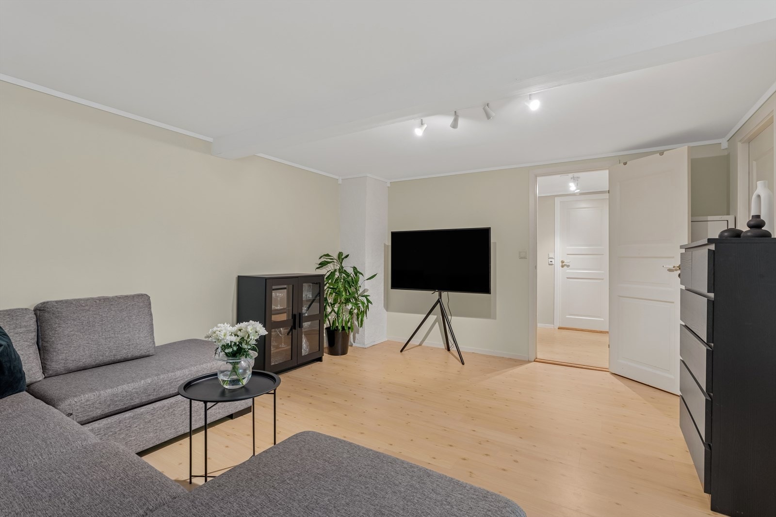 Kjelleren inneholder en innredet kjellerstue som opprinnelig er disponibelt rom og ikke omsøkt bruksendret. Se punkt om ferdigattest for nærmere informasjon. Galleribilde