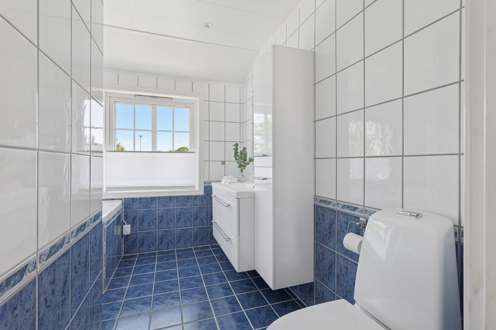 Badet i etasjen har flislagte vegger og gulv med elektriske varmekabler. Galleribilde