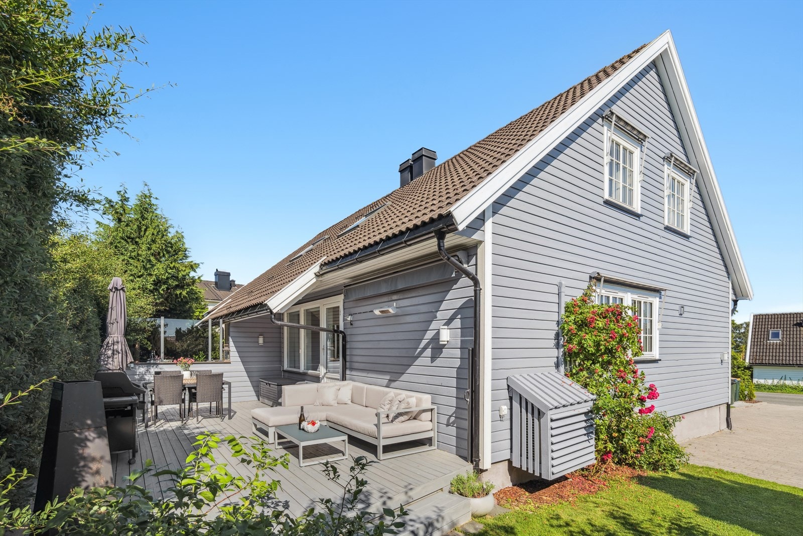 Terrassen ligger godt skjermet med hekk og levegg mot naboen. Galleribilde