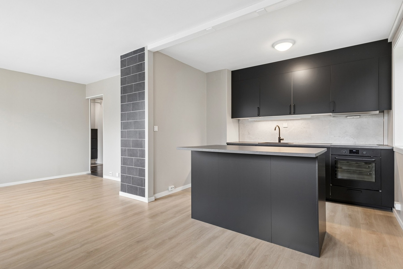 Leiligheten er pent overflateoppusset i regi av dagens eier. Overflatene er malt, gulv er byttet, og kjøkkenet er nytt fra ifjor. Galleribilde