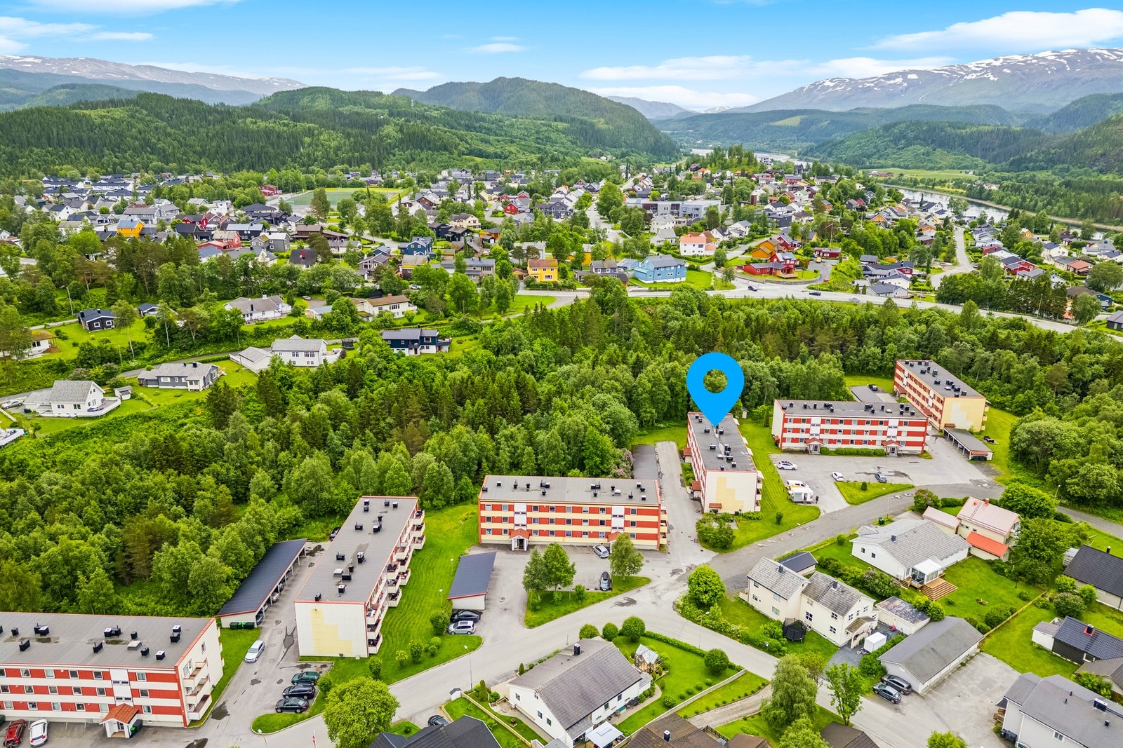 Leiligheten er sentralt beliggende på Trudvang med gangavstand til Kippermoen hvor bl.a. den nye videregående skole og storhallen snart står ferdig. Galleribilde