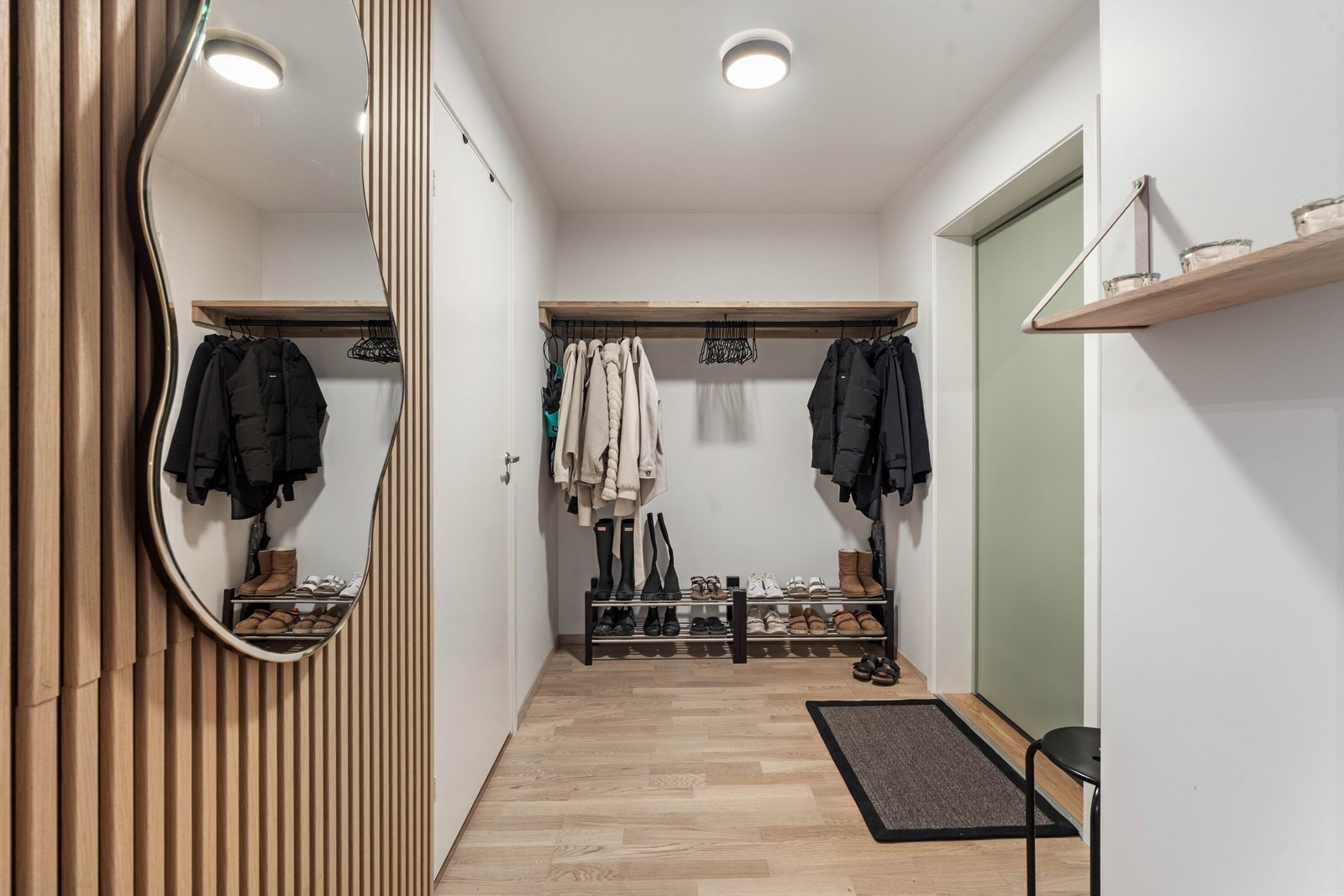 Entréen har gode oppbevaringsmuligheter og en spilevegg som gir et lunt førsteinntrykk. Galleribilde