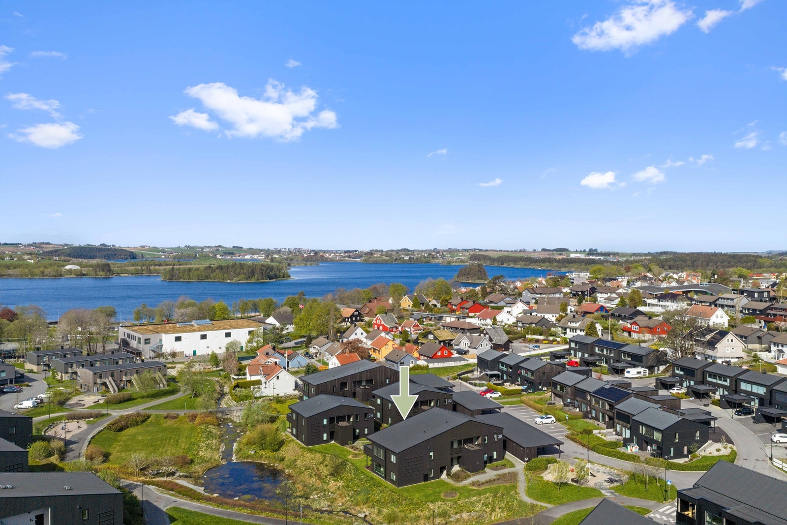 Kort vei til turområder og Frøylandsvatnet. Galleribilde