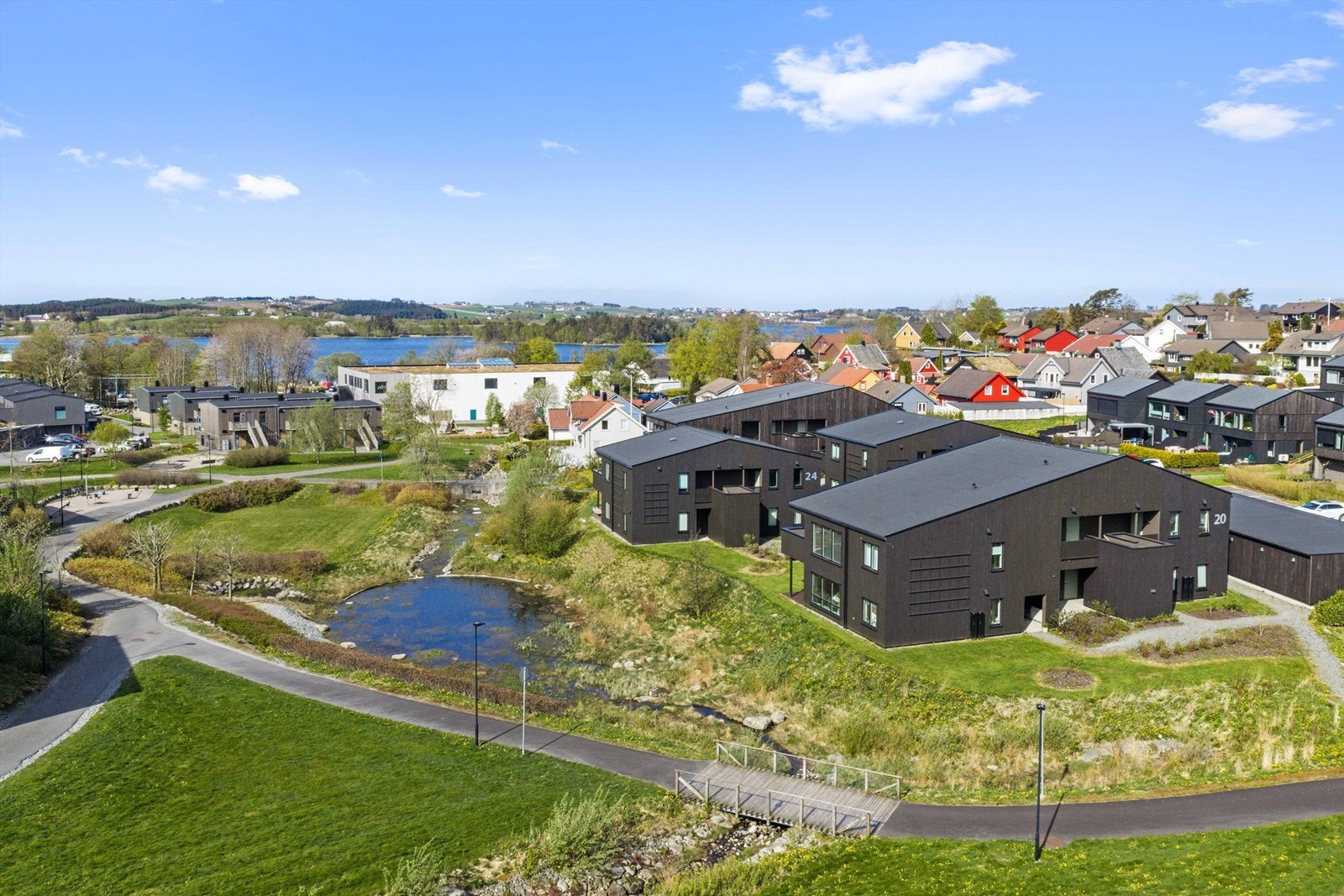 Boligen ligger i et barnevennlig område på Kvernaland. Galleribilde