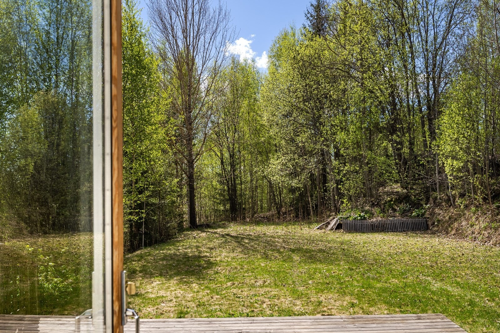 Skjermet uteplass med hage og boltreplass. Galleribilde