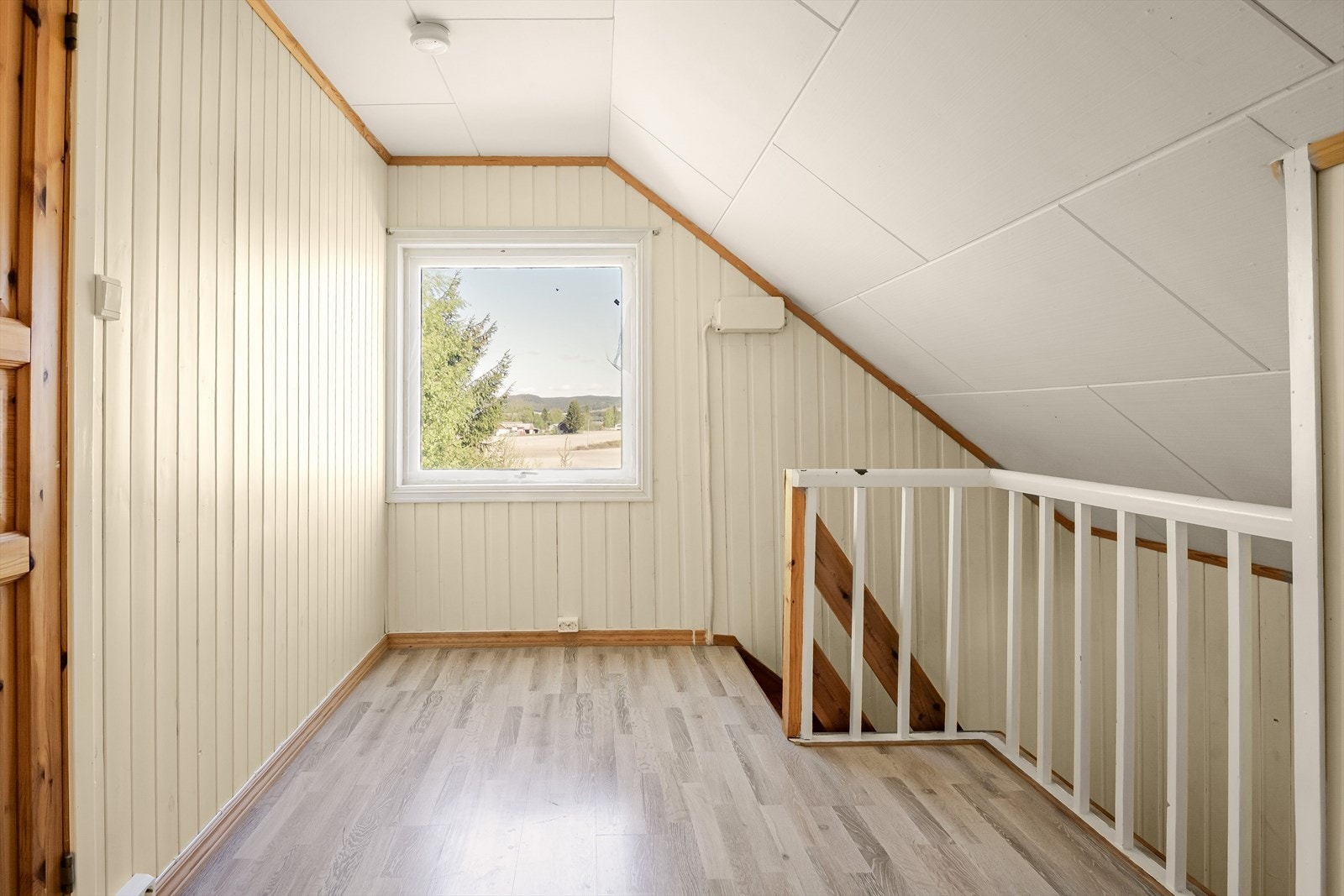 Gangen i 2. etasje har lysmalte vegger og gulv med laminat. Galleribilde