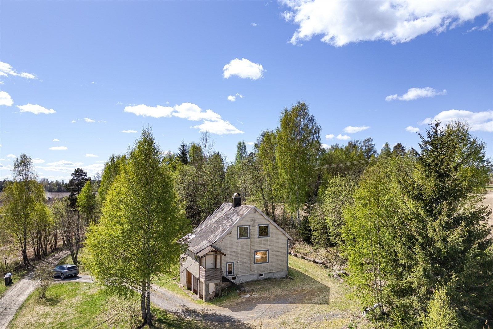 Her bor du landlig og rolig til blant skog og mark ca. 4 km fra Flisa sentrum. Galleribilde