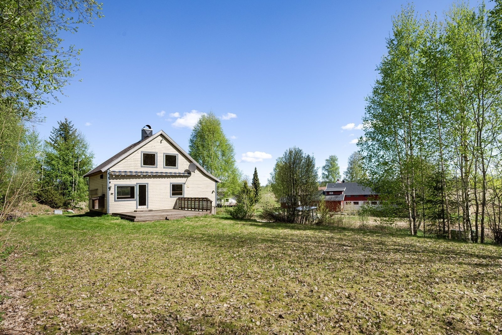 Hagen er stor og solrik, fin for lek og moro. Galleribilde