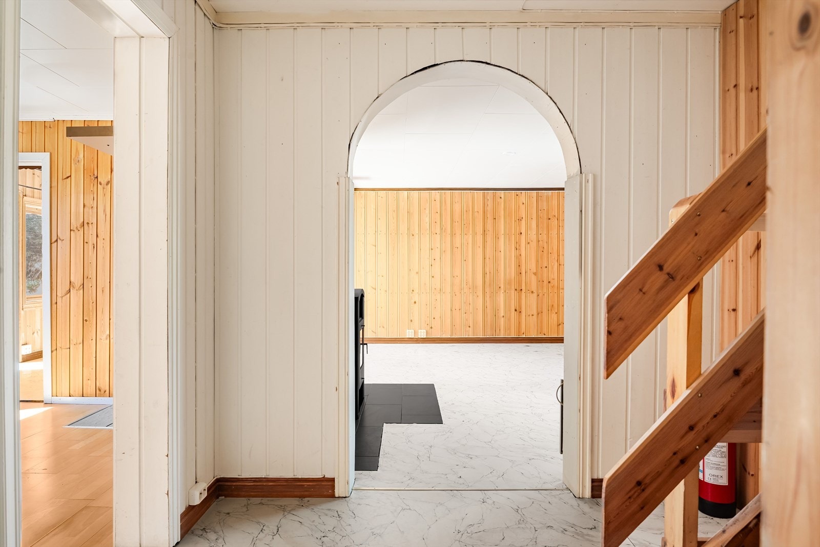 Gangen har lysmalte vegger og adkomst til både stuen og kjøkkenet. Galleribilde
