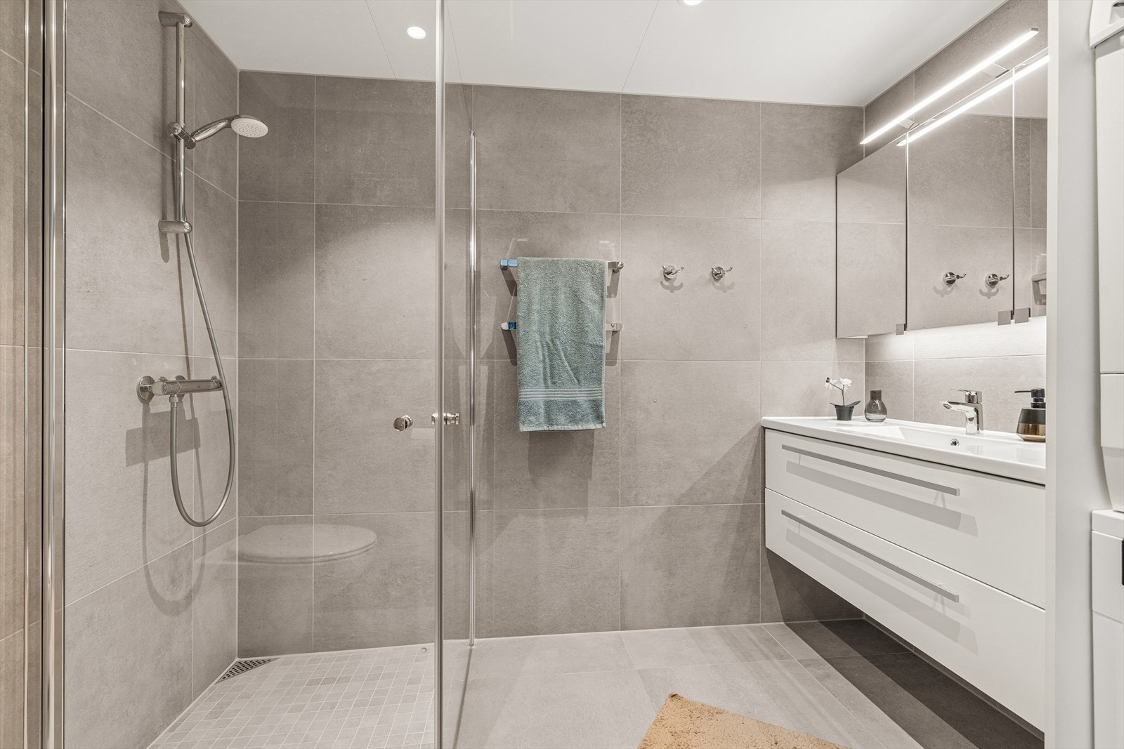 Bad 2 er også flislagt med varmekabler. Badet har direkte adkomst fra hovedsoverom Galleribilde