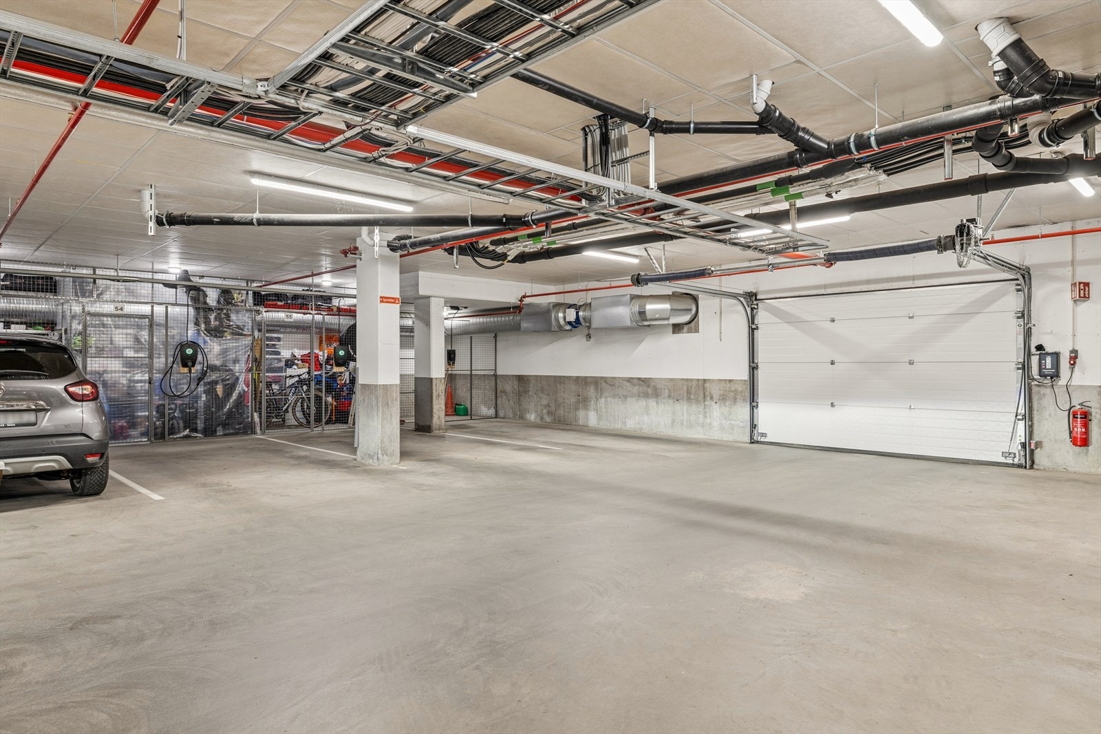 Parkering i garasjekjeller med egen elbil lader Galleribilde