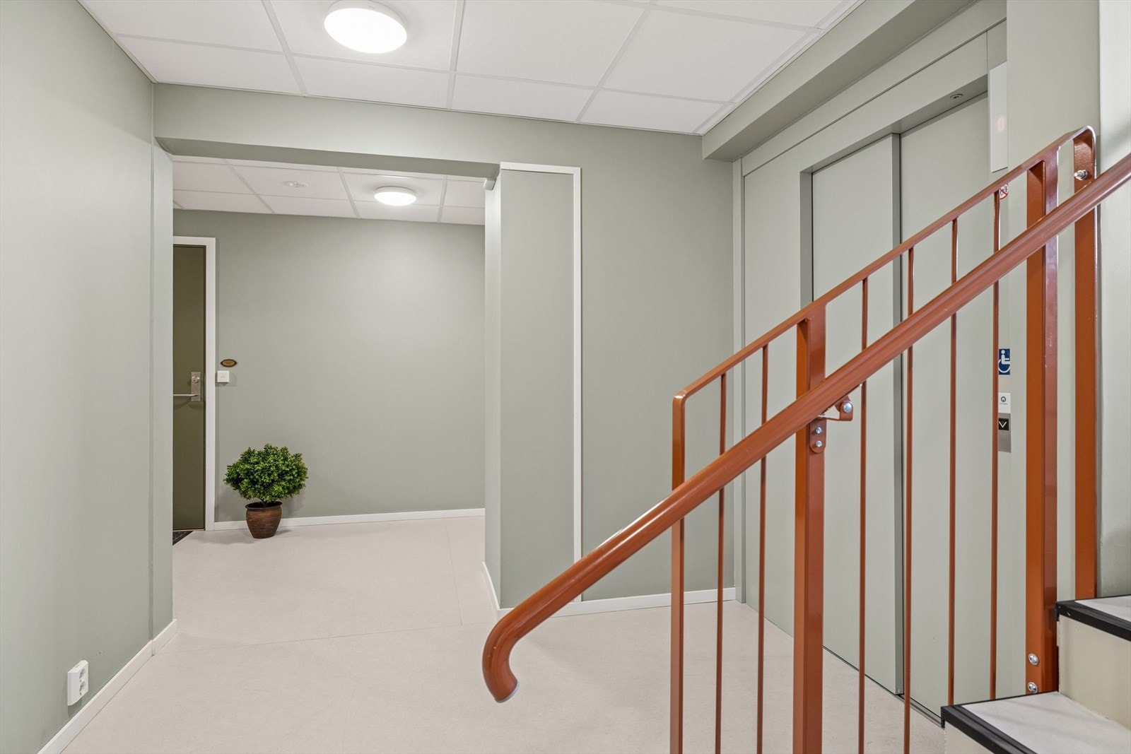 Enkel adkomst med heis opp fra garasjekjeller Galleribilde