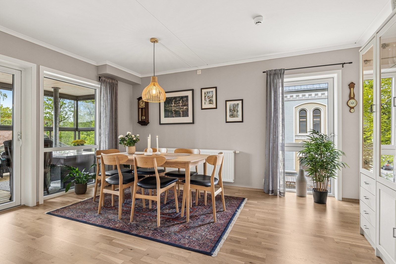 Fra spisestuen er det utgang til solrik og innglasset veranda Galleribilde