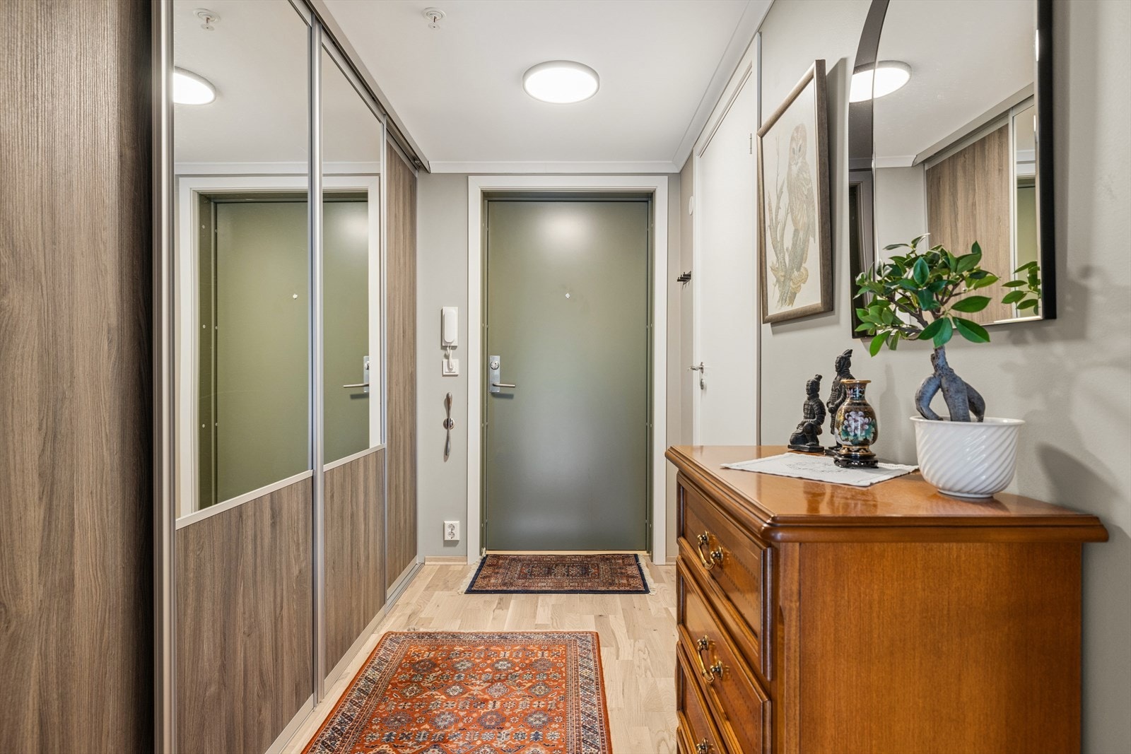 Entrè med skyvedørsgarderobe Galleribilde
