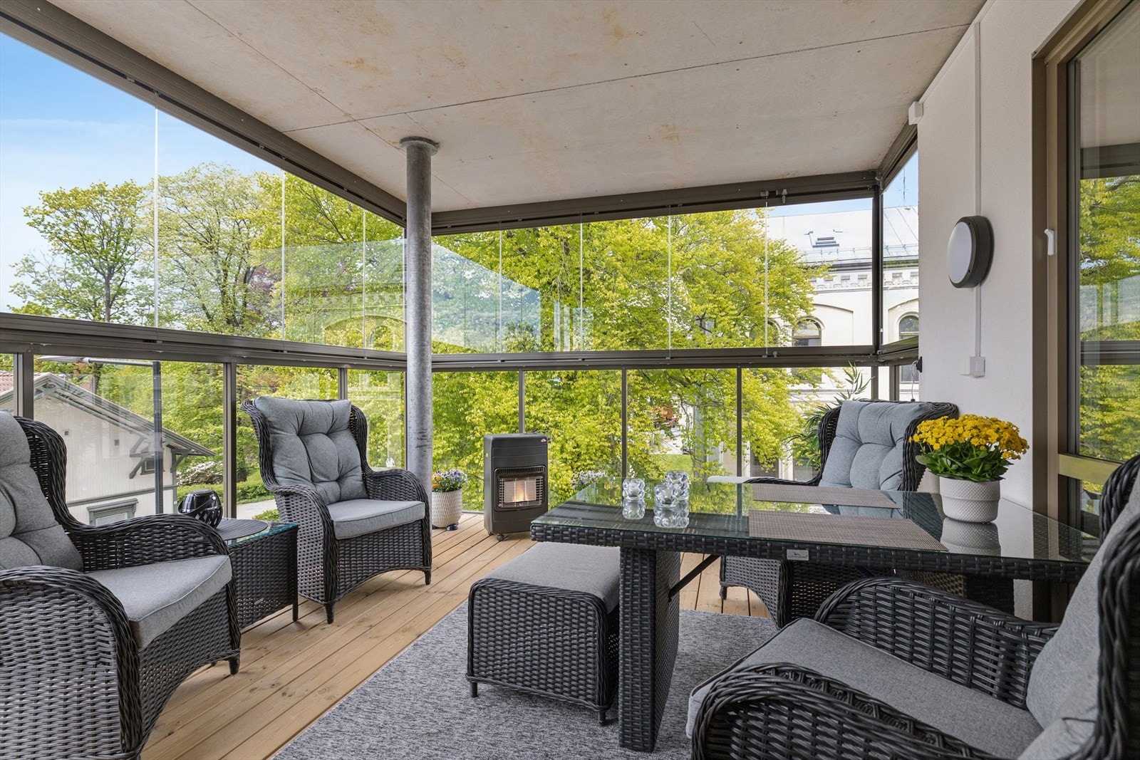 Stor solrik og innglasset veranda Galleribilde