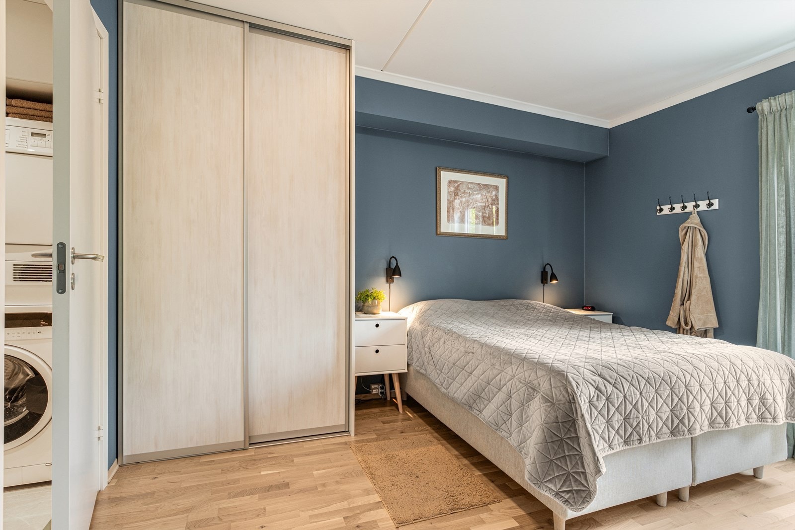 Hovedsoverom med skyvedørsgarderobe Galleribilde