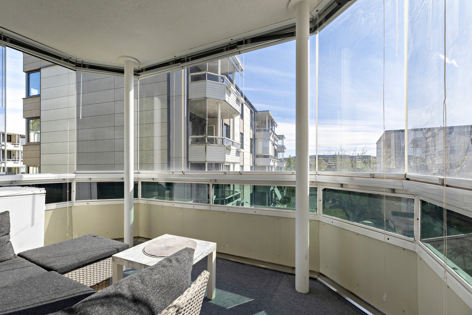Her kan du nyte gode solforhold store deler av dagen i lune og skjermede omgivelser - perfekt for morgenkaffen, hyggelige middager eller rolige sommerkvelder. Galleribilde