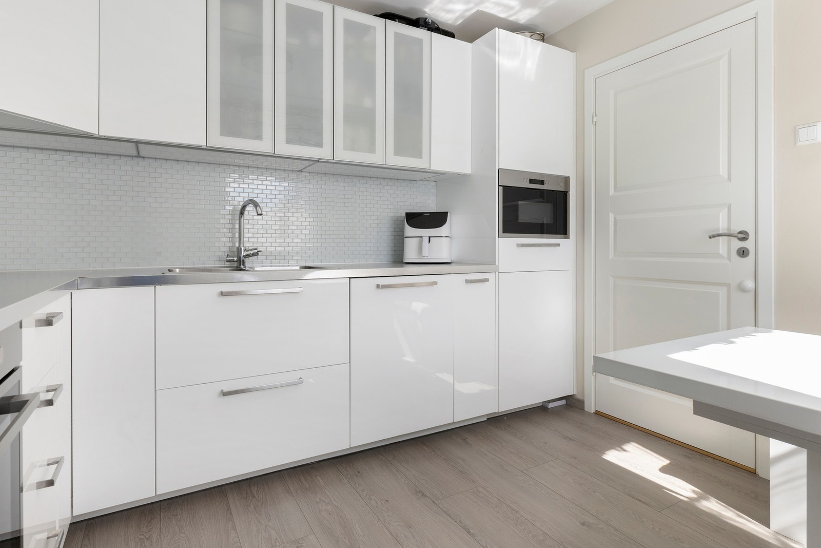Moderne og funksjonelt IKEA-kjøkken. Galleribilde