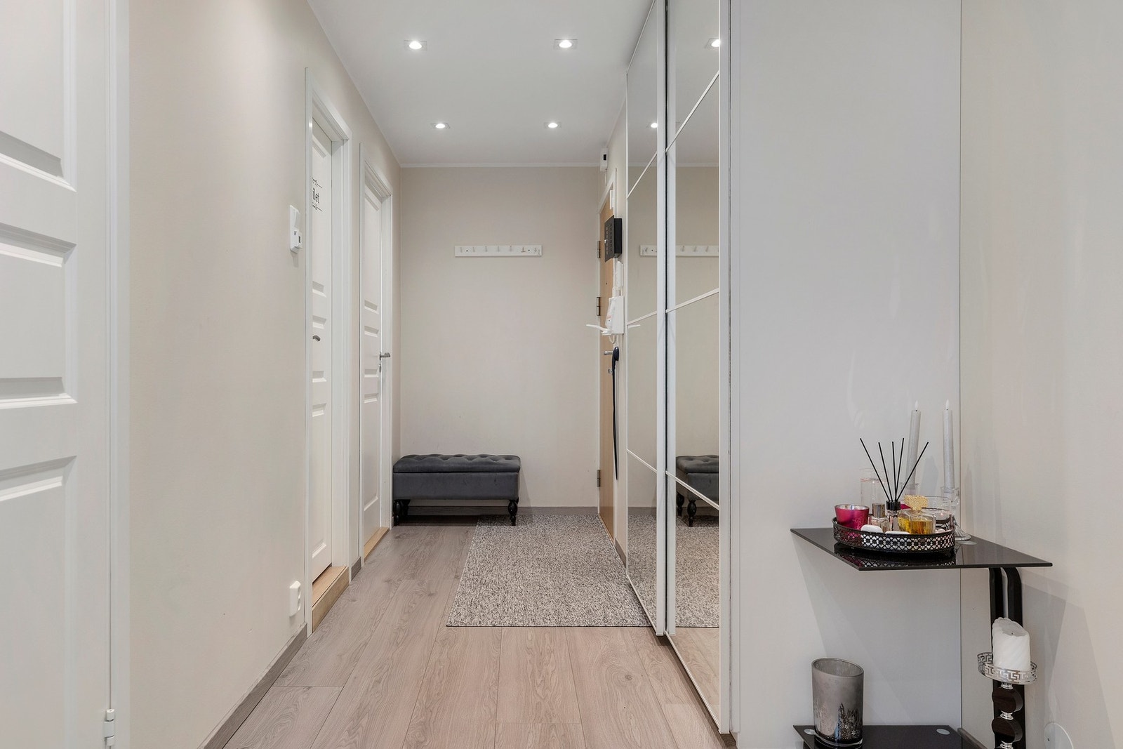 Velkommen inn i en lys og innbydende entré med god plass til oppbevaring av yttertøy og sko. Galleribilde