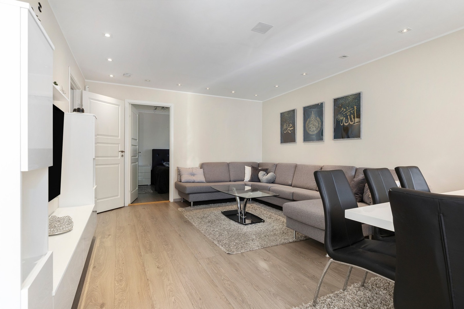 Videre inn i stuen. Galleribilde