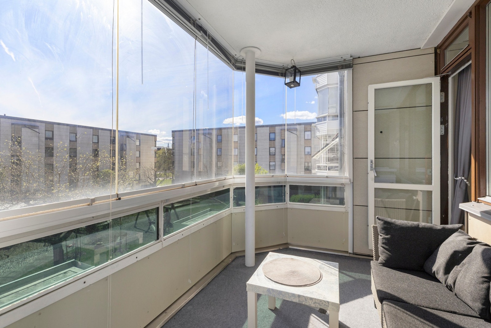 Sydvendt innglasset balkong på ca. 8 m² som fungerer som en naturlig forlengelse av stuen. Galleribilde