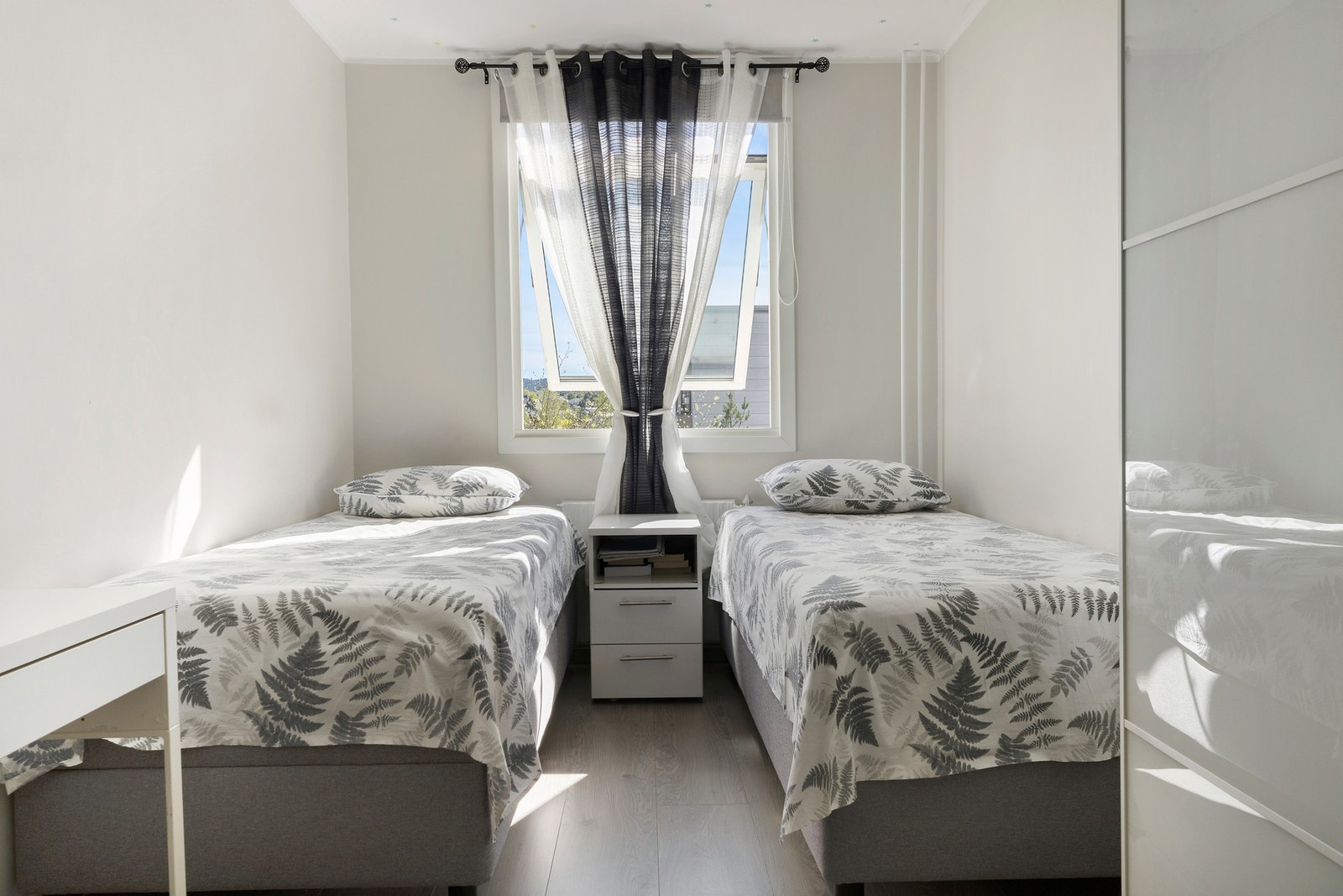 Lyst og fleksibelt rom med plass til seng, garderobe og skrivebord. Perfekt som barnerom, gjesterom eller hjemmekontor etter behov. Galleribilde