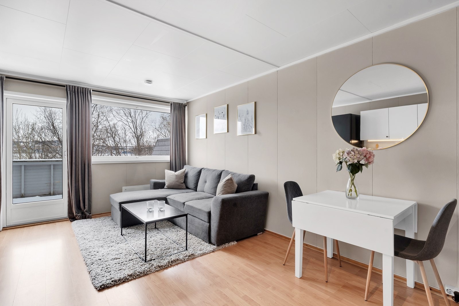 Velkommen til Evjenvegen 156C - En romslig 2-roms over to plan med parkering, vestvendt terrasse og IN-ordning på fellesgjeld! Galleribilde