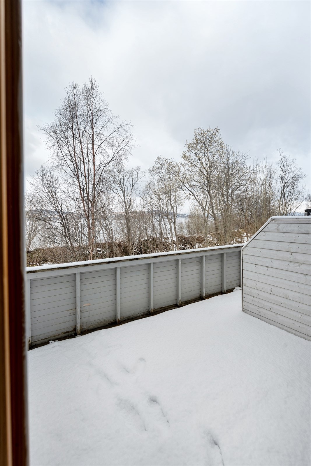 Balkongen byr på god plass til utemøbler, og sol fra morgen til kveld om sommeren! Galleribilde