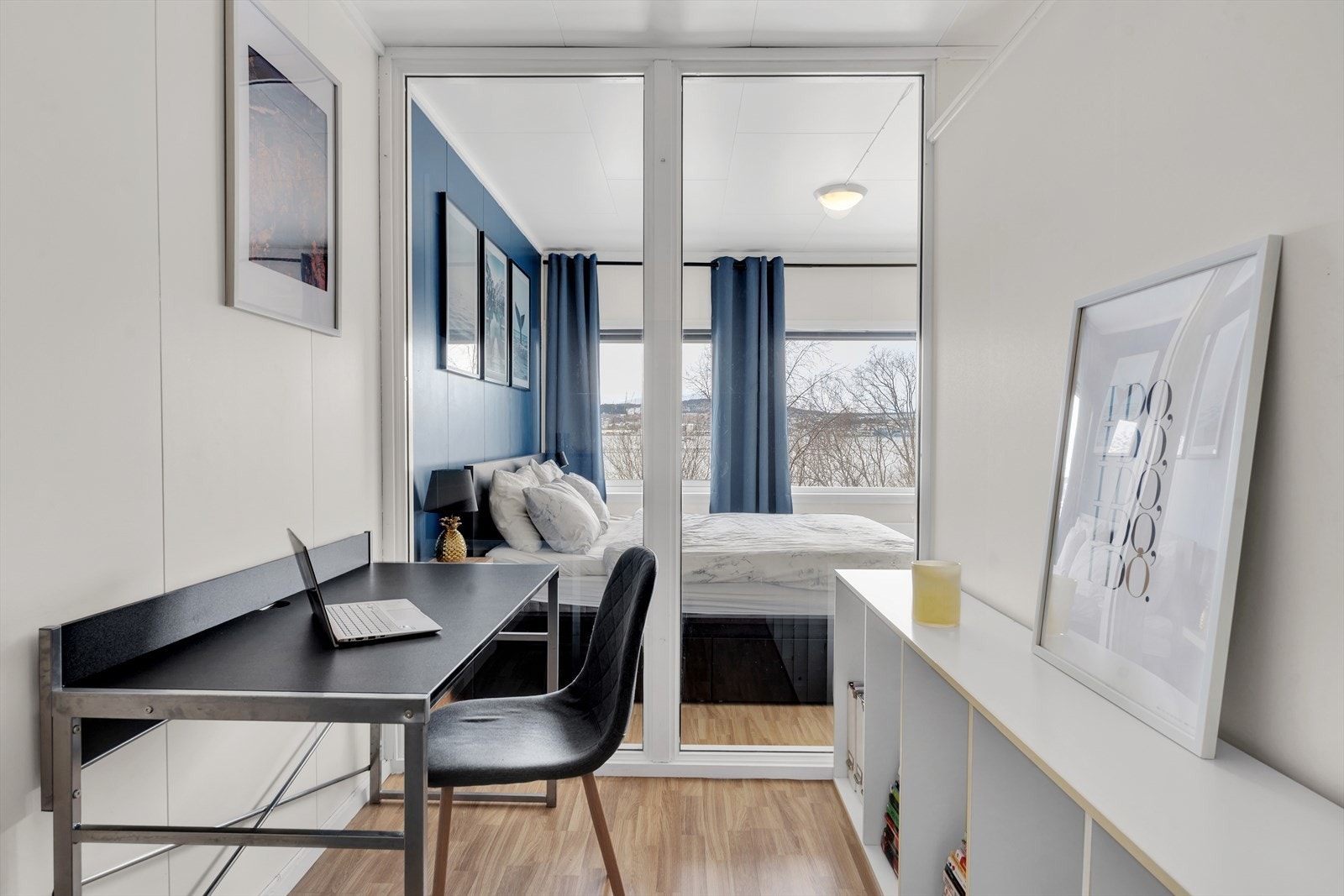 Adskilt fra soverommet får du et utmerket rom for eksempelvis hjemmekontor eller stor walk-in-closet! Galleribilde
