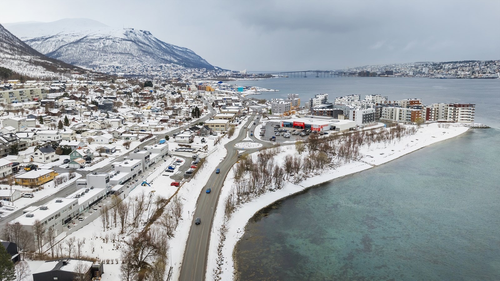 Tromsø Sentrum er kun en kort kjøretur unna. I tillegg har du gode og hyppige bussforbindelser fra busstopp like ved som raskt tar deg til Tromsøs knutepunkter! Galleribilde